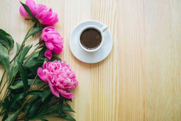 Flores y una taza de café
 - Foto, imagen