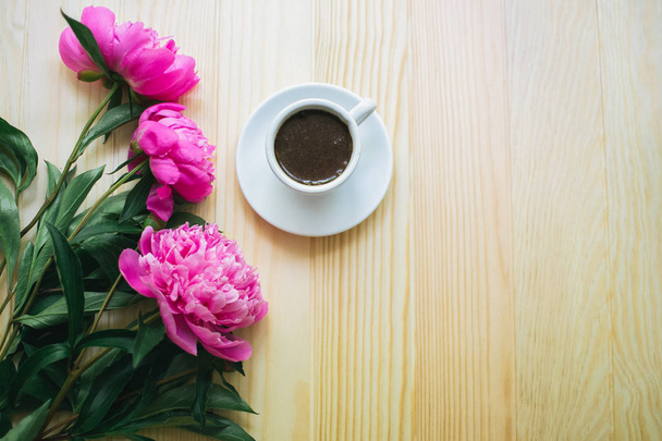 Flowers and a cup of coffee - Φωτογραφία, εικόνα