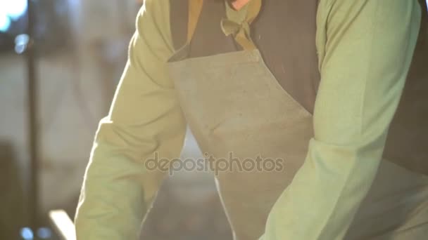 Close-up de um jovem ferreiro que desenha uma linha de giz na mesa com uma régua de metal
. - Filmagem, Vídeo