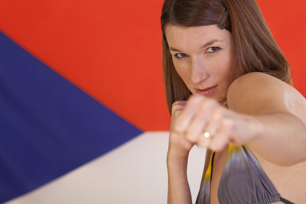Taistelevat nainen yli tsekki lippu
 - Valokuva, kuva