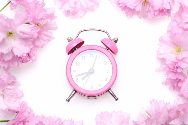 Alarm clock in pink colour placed in the middle - Fotografie, Obrázek