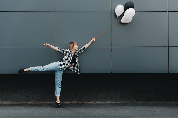 Balonlu genç kadın   - Fotoğraf, Görsel