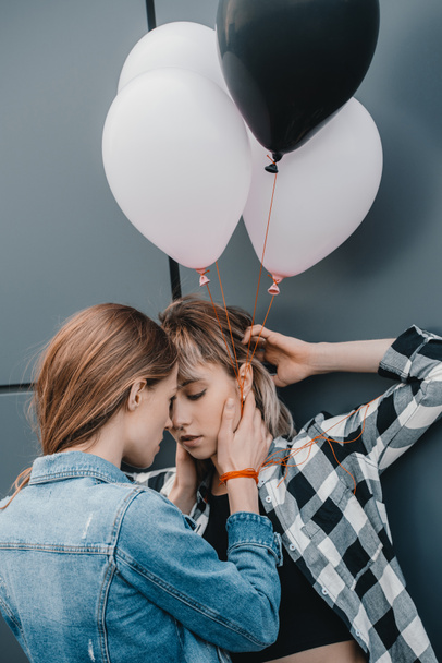 Lésbicas casal com balões
  - Foto, Imagem