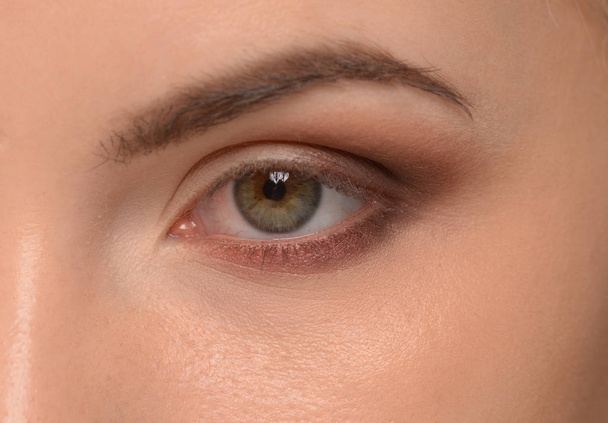 μάτι με ημιτελή μακιγιάζ - Φωτογραφία, εικόνα