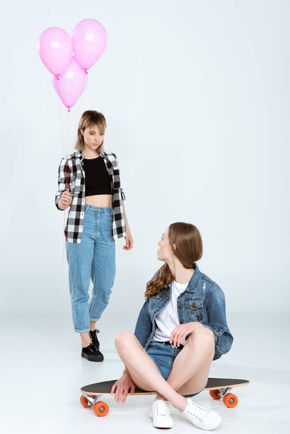 Genç kadınlarla kaykay ve balon - Fotoğraf, Görsel
