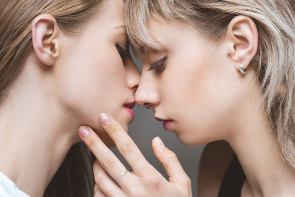 lesbian couple kissing with eyes closed - Фото, зображення