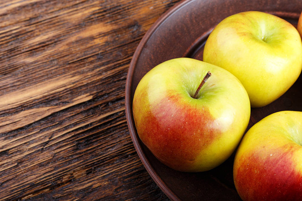 ripe apples on a wooden table, summer harvest, healthy eating. - Φωτογραφία, εικόνα