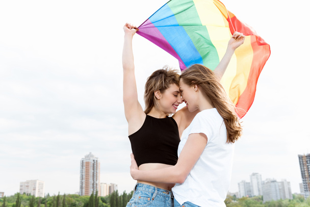 pareja lesbiana con bandera lgbt
 - Foto, Imagen