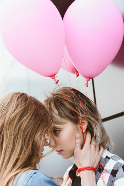 Fiatal leszbikus pár csókolózás - Fotó, kép