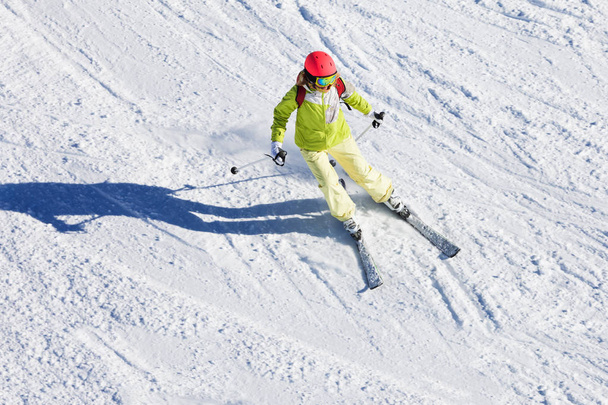 kobiece narciarza, śnieżny dzień - Zdjęcie, obraz