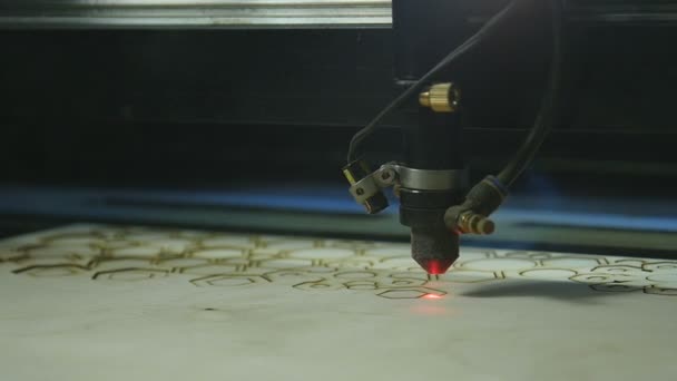 řezání laserem na dřevo - Záběry, video