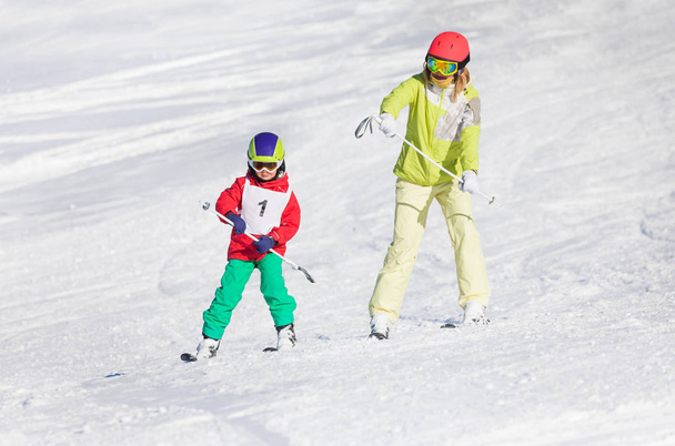 Αγόρι εκμάθησης σκι με εκπαιδευτή - Φωτογραφία, εικόνα