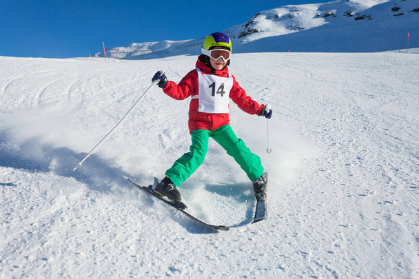 skiër jongen in ski-masker - Foto, afbeelding