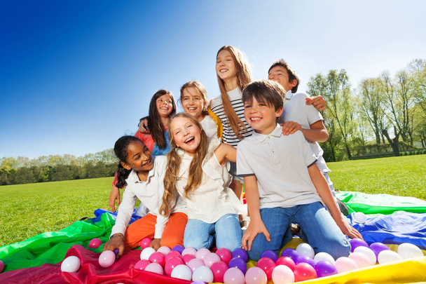 Des enfants heureux s'amusent dans le parc
 - Photo, image