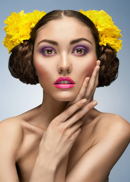 Woman with bright fashion make-up - Foto, Imagen