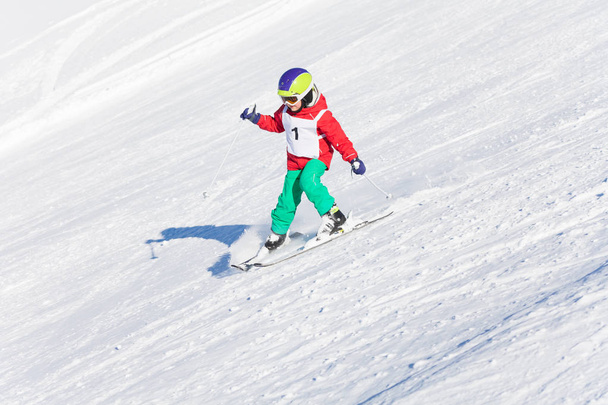 skiër jongen op zonnige dag - Foto, afbeelding