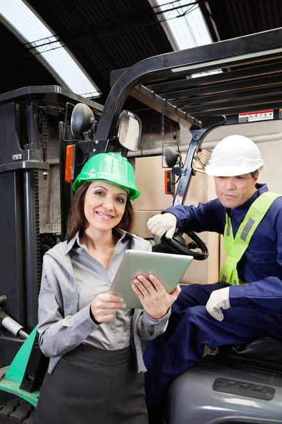Female Supervisor And Forklift Driver With Digital Tablet - Foto, afbeelding