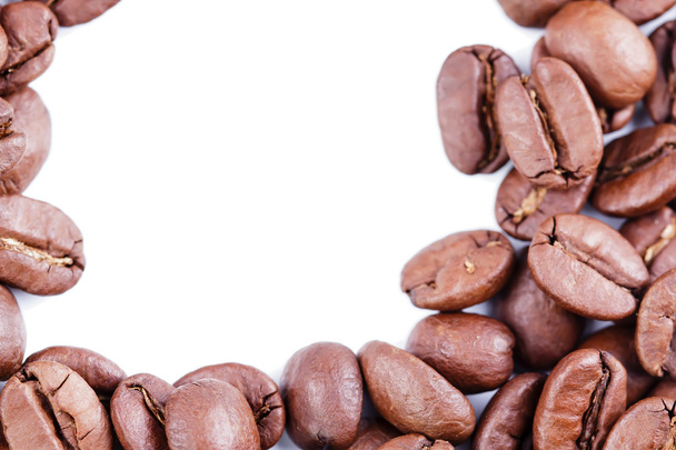 granos de café sobre fondo blanco - Foto, imagen