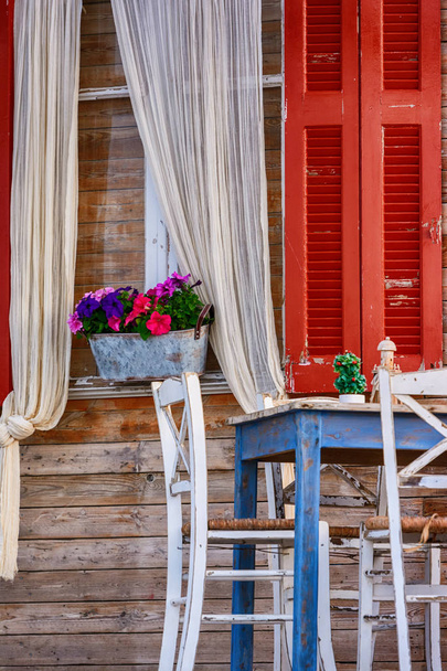 Székekkel, görög tavernában a Kissamos beach, Kréta szigetén. Görögország. - Fotó, kép