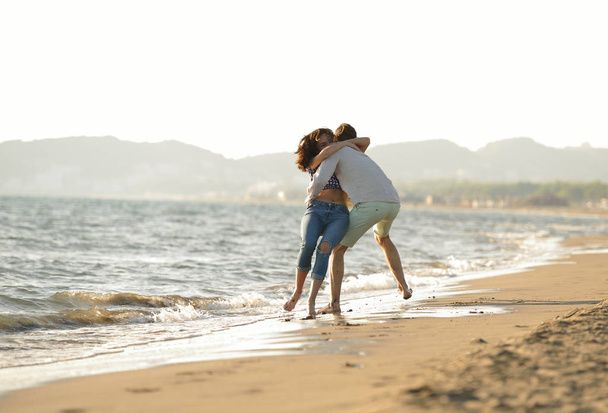 happy couple walking on the beach - Φωτογραφία, εικόνα