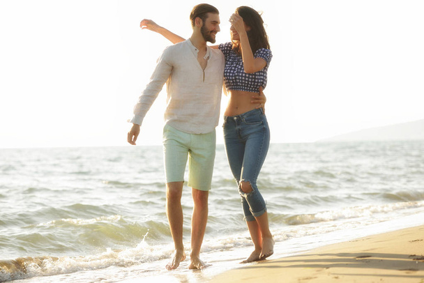 Счастливая пара прогуливаясь по пляжу
 - Фото, изображение