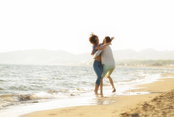 happy couple walking on the beach - Foto, afbeelding