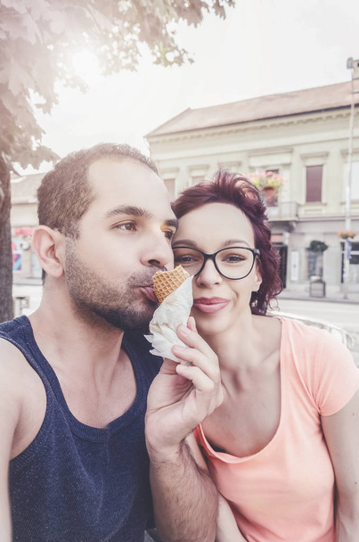 Man and woman eat ice cream - Fotografie, Obrázek