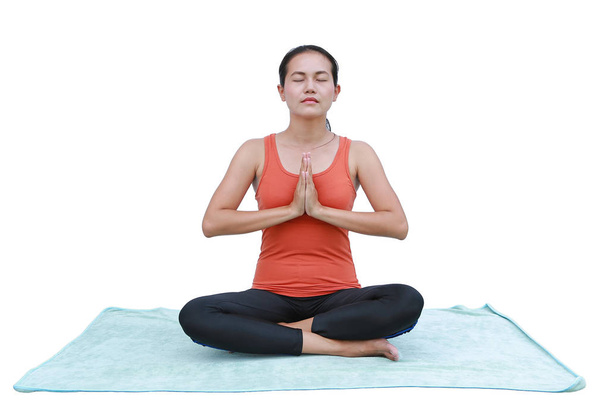 Asya genç kadının beyaz arka plan üzerinde izole yoga egzersizleri yapması - Fotoğraf, Görsel