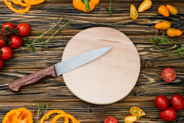 Raw fresh veggies on cutting board. Wooden table - Valokuva, kuva