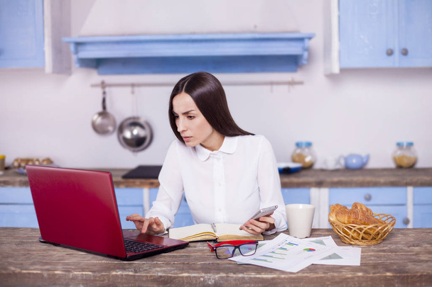 businesswoman working at home - Foto, afbeelding