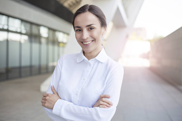 smiling businesswoman with crossed arms - Foto, afbeelding