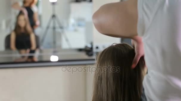 Kadeřník, kadeřnice připraví teen dívka v bílých make-upu místnost pro kadeřnictví - Záběry, video