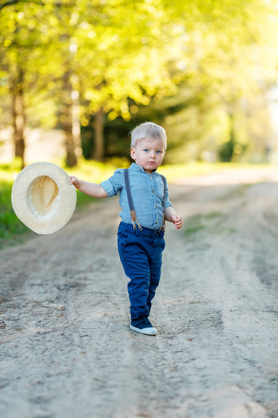 toddler boy with straw hat - Φωτογραφία, εικόνα