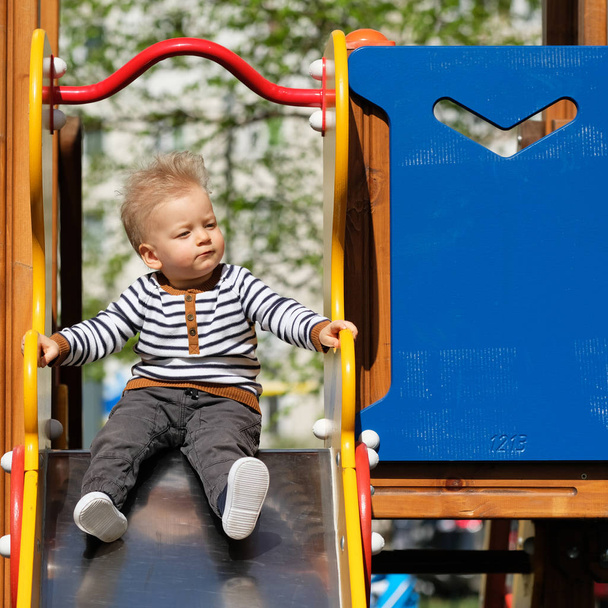 bambino ragazzo allo scivolo parco giochi
 - Foto, immagini
