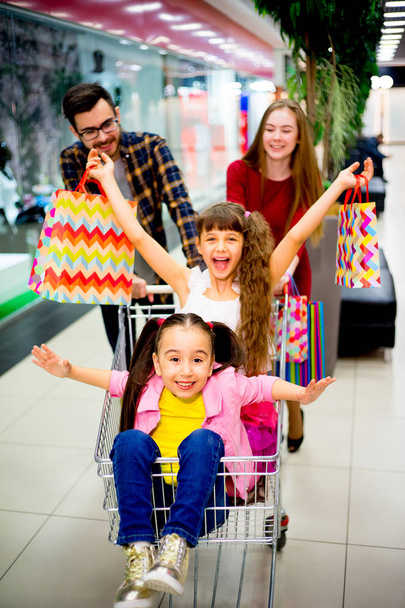 Happy family shopping - Foto, afbeelding