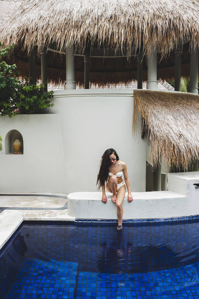 Žena si dovolenou poblíž bazén  - Fotografie, Obrázek