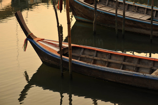barco pescador no canal
 - Foto, Imagem