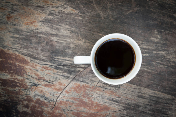 Гарячої чашкою кави на дерев'яний стіл - Фото, зображення