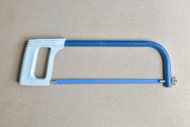 blaues Handhacksägenwerkzeug für den Metallschnitt - Foto, Bild