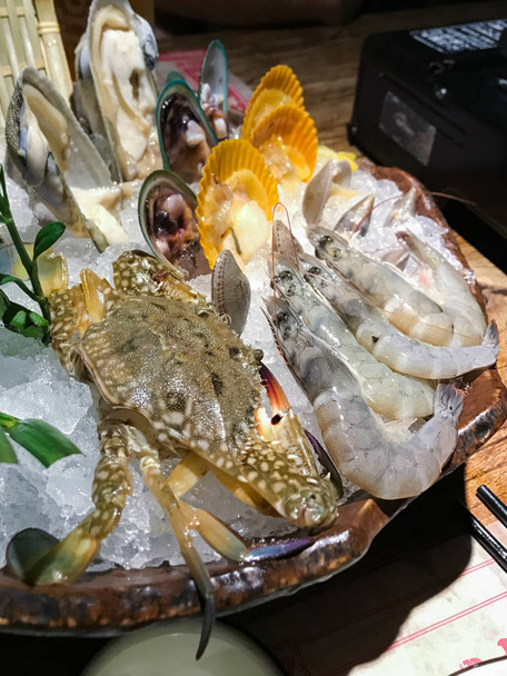 mariscos frescos sobre hielo en el restaurante
 - Foto, Imagen