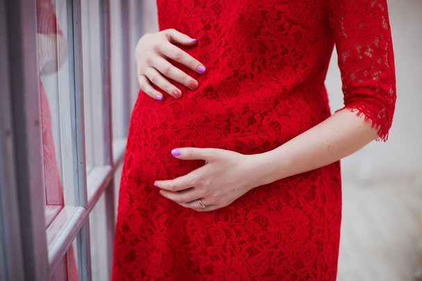 Kobiety w ciąży, przytulanie jej brzuch - Zdjęcie, obraz