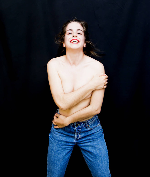 Retrato de una hermosa mujer cubriéndose los pechos con el brazo
 - Foto, Imagen