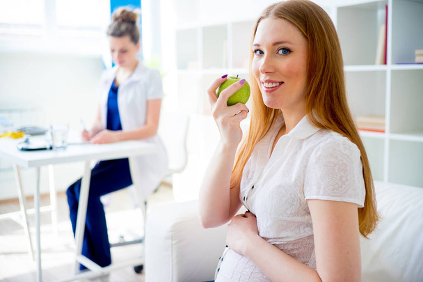 Pregnant woman eating friut - Foto, Imagen
