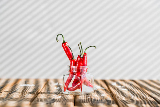 Rode chilipepers op houten tabl - Foto, afbeelding