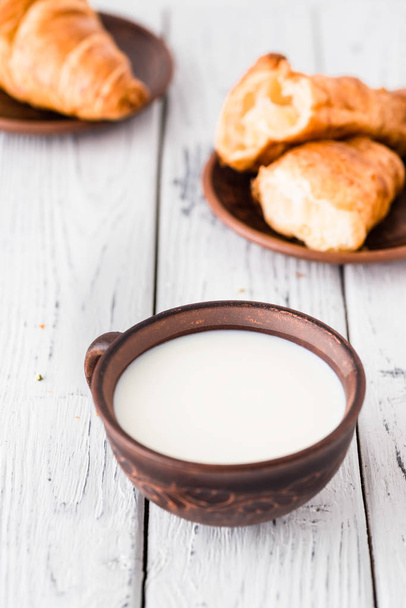 Breakfast with milk and croissants. White rustic table - Foto, immagini