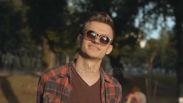 man park portrait smile sunglasses - Filmagem, Vídeo