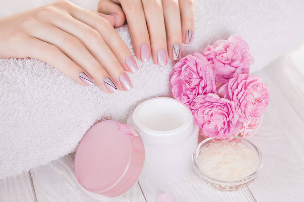 Piękny różowy manicure z srebrne Trójkąty - Zdjęcie, obraz
