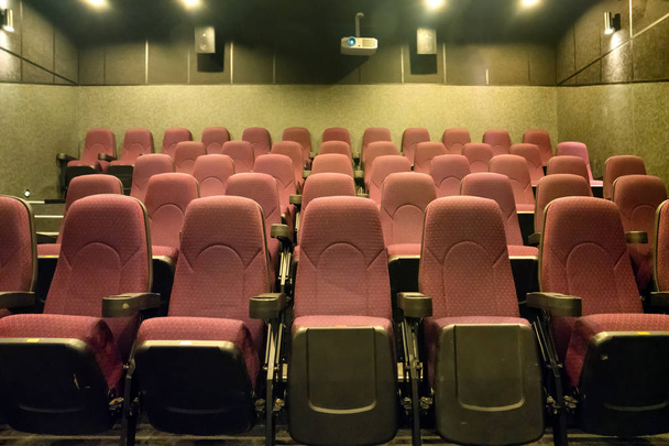 Пустые места в кинотеатре
 - Фото, изображение