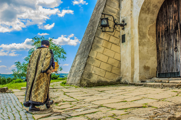 paseo arround castillo en traje histórico (vista trasera
) - Foto, imagen