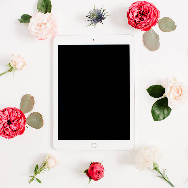 πλαίσιο με το tablet, το κόκκινο και το μπεζ τριαντάφυλλο μπουμπούκια ανθέων - Φωτογραφία, εικόνα